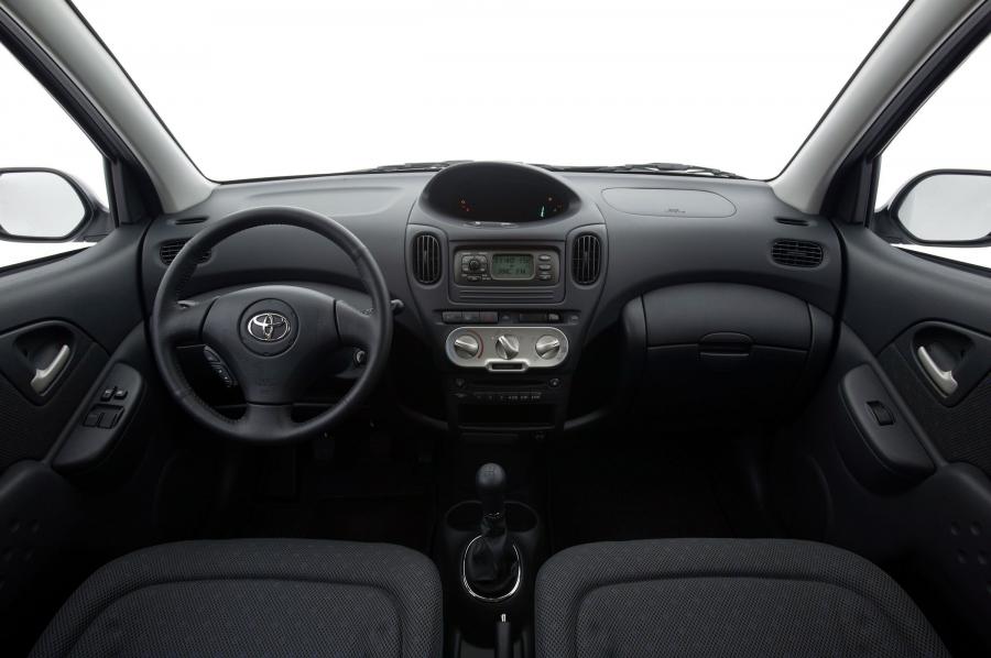  Toyota Yaris Verso 2003 года  (фото 20 из 43)